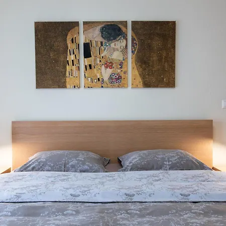 Bright Skg سالونيك